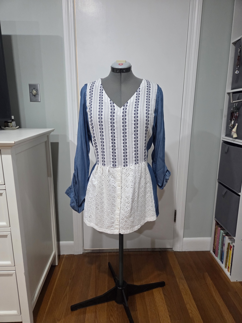 Blue and White Mixed-Media V-Neck Women's Top Size 10-12